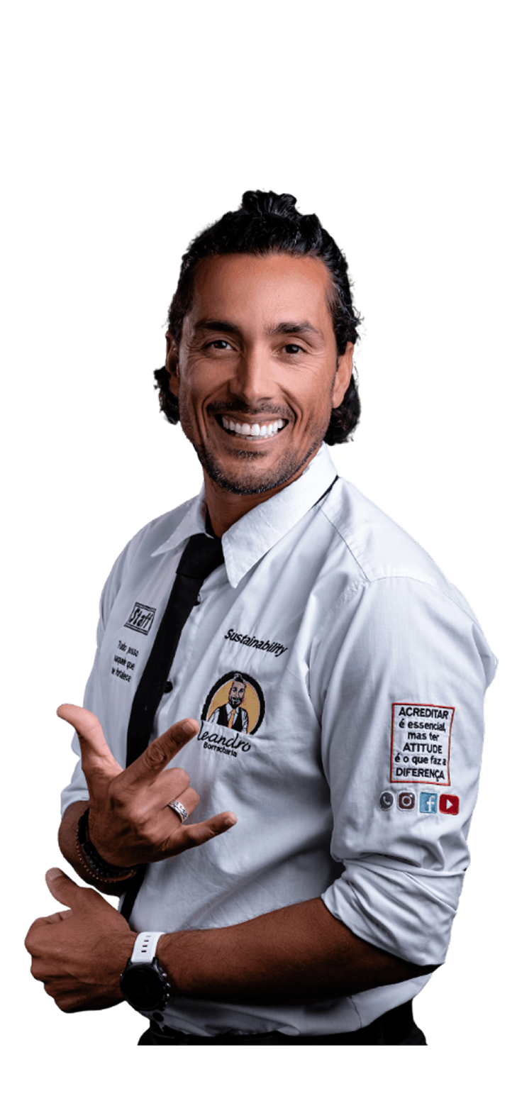 Leandro Freitas sorrindo em pé com uniforme branco